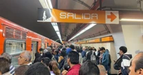 Colapso en la Línea 7 del Metro, reportan hasta 30 minutos de espera