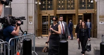 Entre lágrimas, ex asistente de Diddy declara en  juicio: lo acusa de secuestro