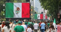 Miles de aficionados toman Reforma para ver a México entre lluvia, filtros de seguridad y ley seca