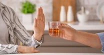 ¿Dejar de tomar a los 30? Quizá no, pero reducir el alcohol sí puede cambiar cómo te sientes