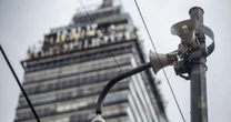 Brugada promete reconstrucción al 100% y anuncia plan para reforzar edificios