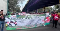 Maestros de la CNTE marchan hacia el Estadio Ciudad de México para protestar en inauguración