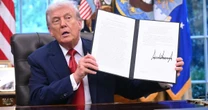 Trump firma orden que da luz verde a la venta de TikTok
