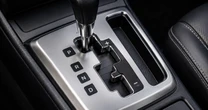 ¿Para qué sirven los símbolos de + y - en la transmisión automática de tu auto y cuándo debes usarlos?