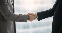Nuevo dilema: el CEO y políticos controvertidos