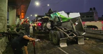 Tráiler se impacta en columna del Metro y genera caos en CDMX