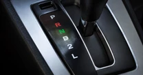 Para qué sirve la "L" en la transmisión automática de tu auto y cuándo debes usarla