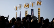 Fans de BTS celebran en Seúl el posible regreso de la banda a los escenarios