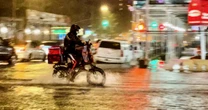 Repartidores bajo la lluvia: la entrega no se detiene, aunque peligre la vida
