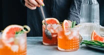 5 cócteles sencillos que todo buen anfitrión debe saber preparar