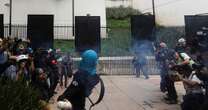 Manifestantes arrojan petardos al Senado en protesta por los 43