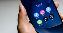 Francia aprueba prohibir las redes sociales a menores de 15 años