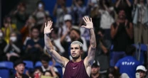 Alcaraz invencible: supera el susto de una lesión y brilla en su debut en Tokio