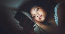 97% de los mexicanos usa dispositivos en cama, y no es bueno para el sueño