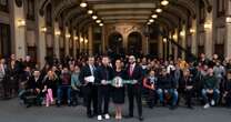 Sheinbaum recibe 'guantes de la paz'; anuncia clase de box más grande del mundo