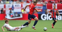 Los límites de la cancha: Alexander Sørloth fue amenazado tras el partido de Noruega