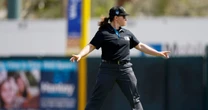 Mujeres haciendo historia: Jen Powel es la primera umpire de las Grandes Ligas