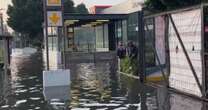 Amanece inundada la salida del metro Hangares