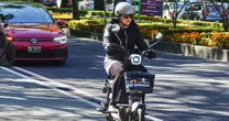 ¿Qué tipo de licencia y cuánto costará para manejar bicicletas y patines eléctricos?