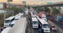 Transportistas provocan caos vial por bloqueo en la México-Querétaro