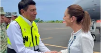 Sheinbaum sobrevuela en Oaxaca zonas afectadas por el huracán "Erick"