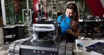 "Digitalizar todo no es inteligente": saber usar la IA puede ahorrar hasta 5,000 dólares al año a una startup