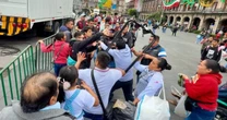 Vendedores ambulantes se enfrentan con personal del Gobierno de CDMX en el Zócalo