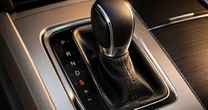 ¿Para qué sirve la "S" en la transmisión automática de tu auto y cuándo debes usarla?