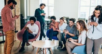 Millennials y centennials, ¿los menos comprometidos con el trabajo?