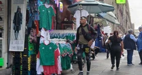 'De a 100 pesitos', playeras pirata de la selección inundan el Centro Histórico a días del Mundial