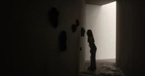 Cynthia Gutiérrez explora la memoria y el territorio en Donde terminan las montañas