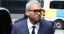 Chris Brown se declara inocente de agresión en Londres