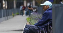 Estafan a adultos mayores en México: Secretaría Anticorrupción alerta por nuevo modo de fraude