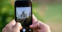 Ni en China ni en la India. Trump quiere que Apple fabrique el iPhone en EU