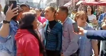 Hombre acosa a Sheinbaum durante un recorrido por el Centro de CDMX