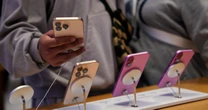 Apple y Samsung ‘pagan’ los aranceles de Trump con menos ventas