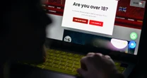 Reino Unido propone toque de queda a redes sociales para adolescentes