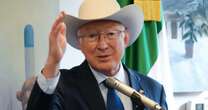 “EU tiene un sistema migratorio quebrado”, reconoce Ken Salazar en su despedida