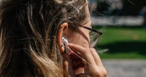JBL lanza IA que ayuda a elegir tus audífonos de ensueño