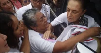 Madre de Roxana Guzmán pide personalmente ayuda a Sheinbaum para hallar a su hija