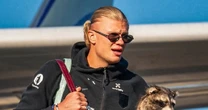 FOTO: Con un mapache en mano, Haaland regresa a Noruega tras participar en el Mundial