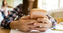 Adiós al celular en las aulas: la nueva restricción para alumnos de primaria y secundaria en CDMX