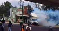 Normalistas de Ayotzinapa derriban puerta de Campo Militar 1 y queman camión