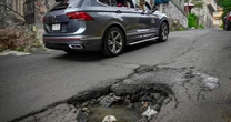 Así puedes exigir el pago por el daño de tu auto tras haber caído en un bache