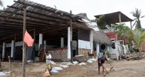 Sheinbaum visita a damnificados que dejó “Erick” en Oaxaca