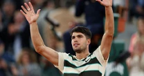 Alcaraz hace un breve homenaje a Nadal antes de ganar en semis de Roland Garros