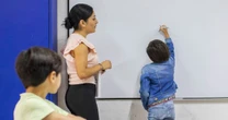 ¿A partir de cuándo pagan el incremento salarial a los maestros de 2025?