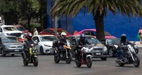Motociclistas enfrentan riesgos por cascos ‘pirata’ y vialidades inseguras