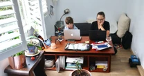 7 de cada 10 empleados cuidan a alguien en casa: el costo que paga la ‘generación sándwich’