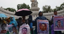 Fiscal: Se busca “cadáveres” de los 43 de Ayotzinapa; familias piden destituirlo